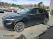 2022 Hyundai Kona Limited z VIN KM8K53AG8NU157472, wystawiony jako Copart lot #49484655 z przebiegiem 28 730 mil mil oraz Czysty tytuł • Clean title. Historia ofert i sprzedaży dostępna na DreamBid. Obrazek 1.