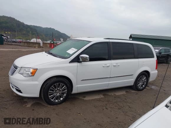 ✅ 2014 Chrysler Town & Country Touring L • VIN: 2C4RC1CG2ER234134 • Lot: 43387697. Listed on IAAI with 141,497 mi. Free auction sales archive from the USA and detailed vehicle history report at DreamBid. Image 14.