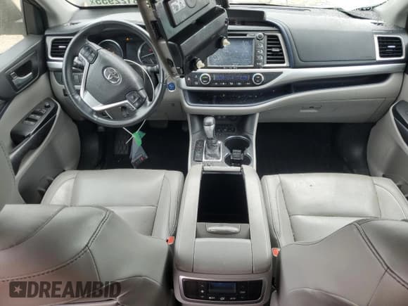 ✅ 2017 Toyota Highlander Hybrid XLE • VIN: 5TDJGRFH1HS024883 • Lot: 58122955. Listed on Copart with 116,189 mi. Free auction sales archive from the USA and detailed vehicle history report at DreamBid. Image 8.