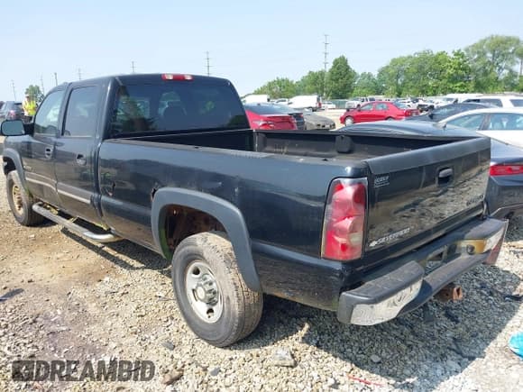 ✅ 2005 Chevrolet Silverado 2500HD LS • VIN: 1GCHK232X5F966561 • Lot: 42402828. Wystawiony na IAAI z przebiegiem 207 618 mil. Bezpłatny archiwum sprzedaży aukcyjnych z USA i szczegółowy raport historii pojazdu na DreamBid. Zdjęcie 3.
