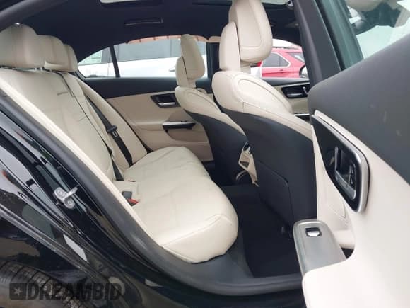 ✅ 2025 Mercedes-Benz C 300 • VIN: W1KAF4GB0SR246262 • Lot: 42281817. Wystawiony na IAAI z przebiegiem 1 028 mil. Bezpłatny archiwum sprzedaży aukcyjnych z USA i szczegółowy raport historii pojazdu na DreamBid. Zdjęcie 8.