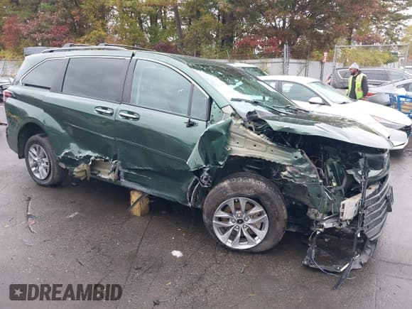 ✅ 2022 Toyota Sienna XLE • VIN: 5TDJRKEC0NS082647 • Lot: 43560189. Wystawiony na IAAI z przebiegiem 57 688 mil. Bezpłatny archiwum sprzedaży aukcyjnych z USA i szczegółowy raport historii pojazdu na DreamBid. Zdjęcie 1.