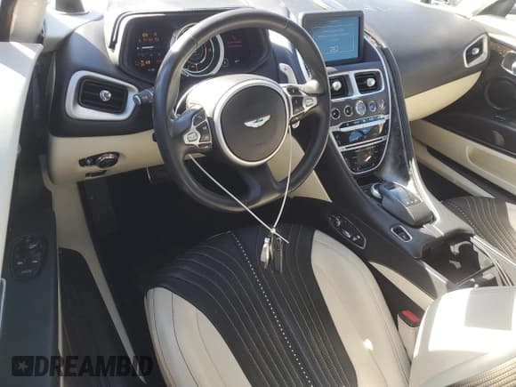 ✅ 2017 Aston Martin DB11 • VIN: SCFRMFAVXHGL01825 • Lot: 45219355. Wystawiony na Copart z przebiegiem Nie podano. Bezpłatny archiwum sprzedaży aukcyjnych z USA i szczegółowy raport historii pojazdu na DreamBid. Zdjęcie 8.