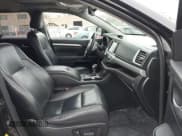 ✅ 2019 Toyota Highlander Hybrid XLE • VIN: 5TDJGRFH4KS054404 • Lot: 42790024. Wystawiony na IAAI z przebiegiem 218 194 mil. Bezpłatny archiwum sprzedaży aukcyjnych z USA i szczegółowy raport historii pojazdu na DreamBid. Zdjęcie 5.