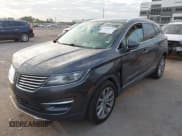 ✅ 2018 Lincoln MKC Select • VIN: 5LMCJ2C9XJUL07887 • Lot: 43310477. Wystawiony na IAAI z przebiegiem 34 155 mil. Bezpłatny archiwum sprzedaży aukcyjnych z USA i szczegółowy raport historii pojazdu na DreamBid. Zdjęcie 17.