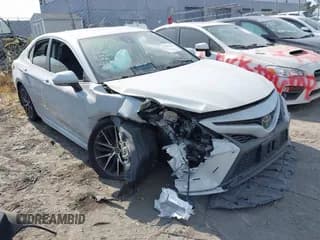 ✅ 2022 Toyota Camry SE • VIN: 4T1T11BK8NU072395 • Lot: 42283425. Wystawiony na IAAI z przebiegiem 39 347 mil. Bezpłatny archiwum sprzedaży aukcyjnych z USA i szczegółowy raport historii pojazdu na DreamBid. Zdjęcie 1.