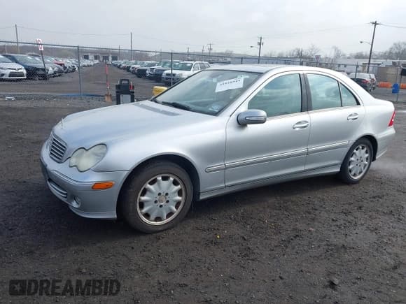 ✅ 2005 Mercedes-Benz C 240 • VIN: WDBRF81J85F682852 • Lot: 41928945. Wystawiony na IAAI z przebiegiem 106 981 mil. Bezpłatny archiwum sprzedaży aukcyjnych z USA i szczegółowy raport historii pojazdu na DreamBid. Zdjęcie 2.
