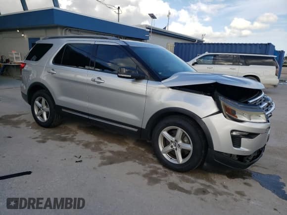 ✅ 2018 Ford Explorer XLT • VIN: 1FM5K7D8XJGA30412 • Lot: 86979095. Wystawiony na Copart z przebiegiem 152 379 mil. Bezpłatny archiwum sprzedaży aukcyjnych z USA i szczegółowy raport historii pojazdu na DreamBid. Zdjęcie 4.