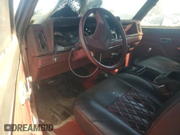 ✅ 1986 Ford Bronco • VIN: 1FMCU14TXGUB73650 • Lot: 69687785. Wystawiony na Copart z przebiegiem Nie podano. Bezpłatny archiwum sprzedaży aukcyjnych z USA i szczegółowy raport historii pojazdu na DreamBid. Zdjęcie 8.