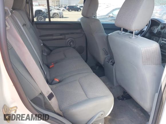 ✅ 2006 Jeep Commander • VIN: 1J8HG48N06C210930 • Lot: 42382695. Wystawiony na IAAI z przebiegiem 166 928 mil. Bezpłatny archiwum sprzedaży aukcyjnych z USA i szczegółowy raport historii pojazdu na DreamBid. Zdjęcie 8.