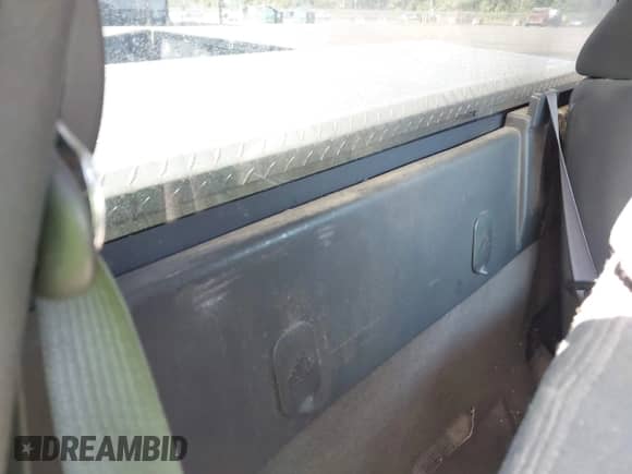 2008 Chevrolet Silverado 1500 Work Truck z VIN 1GCEC14X08Z170361, wystawiony jako IAAI lot #42389874 z przebiegiem 244 026 mil mil oraz . Historia ofert i sprzedaży dostępna na DreamBid. Obrazek 8.