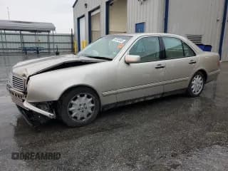✅ 1999 Mercedes-Benz E • VIN: WDBJF25H3XA869577 • Lot: 68224505. Wystawiony na Copart z przebiegiem 80 913 mil. Bezpłatny archiwum sprzedaży aukcyjnych z USA i szczegółowy raport historii pojazdu na DreamBid. Zdjęcie 1.