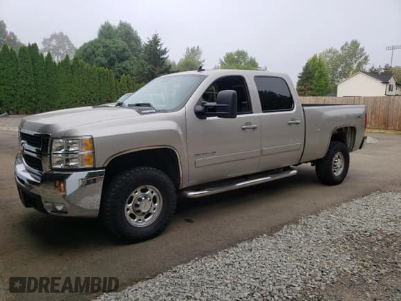 ✅ 2007 Chevrolet Silverado 2500HD 2LT • VIN: 1GCHK23607F556728 • Лот: 71477675. Опубликован ранее на Copart с пробегом 116 177 миль. Бесплатный доступ к архиву аукционных продаж из США и подробный отчёт об истории автомобиля на DreamBid. Изображение 2.