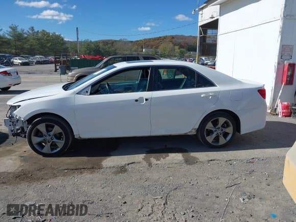 ✅ 2014 Toyota Camry SE • VIN: 4T1BF1FK1EU463847 • Lot: 43550327. Listed on IAAI with 144,679 mi. Free auction sales archive from the USA and detailed vehicle history report at DreamBid. Image 15.