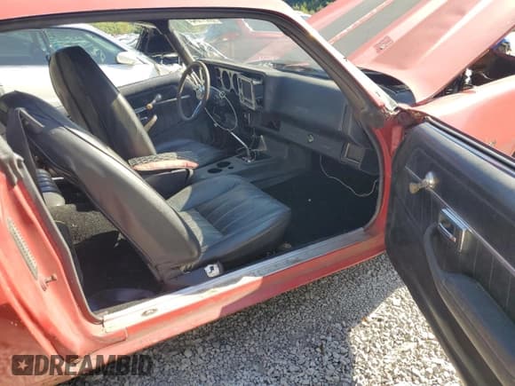 ✅ 1981 Chevrolet Camaro • VIN: 1G1AP87HXBL169074 • Lot: 80541545. Wystawiony na Copart z przebiegiem 10 306 mil. Bezpłatny archiwum sprzedaży aukcyjnych z USA i szczegółowy raport historii pojazdu na DreamBid. Zdjęcie 8.