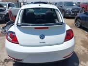 ✅ 2018 Volkswagen Beetle S • VIN: 3VWFD7AT0JM709426 • Lot: 42503211. Wystawiony na IAAI z przebiegiem 87 778 mil. Bezpłatny archiwum sprzedaży aukcyjnych z USA i szczegółowy raport historii pojazdu na DreamBid. Zdjęcie 16.