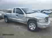 2008 Dodge Dakota SXT с VIN 1D3HE32N68S590310, выставлен на аукционе Copart как лот 52570605 с пробегом Не указан миль и Списание • Salvage title. История ставок и продаж доступна на DreamBid. Изображение 4.