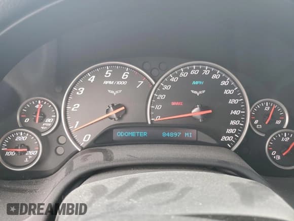 ✅ 2006 Chevrolet Corvette • VIN: 1G1YY26U265102681 • Lot: 89820615. Wystawiony na Copart z przebiegiem 84 897 mil. Bezpłatny archiwum sprzedaży aukcyjnych z USA i szczegółowy raport historii pojazdu na DreamBid. Zdjęcie 9.