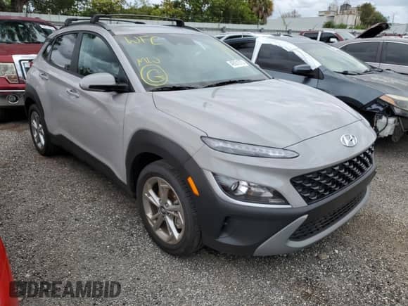 2023 Hyundai Kona SEL z VIN KM8K6CAB5PU956405, wystawiony jako Copart lot #49051073 z przebiegiem 4 058 mil mil oraz . Historia ofert i sprzedaży dostępna na DreamBid. Obrazek 4.