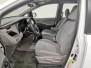 ✅ 2016 Toyota Sienna L • VIN: 5TDZK3DC8GS716580 • Lot: 85430905. Wystawiony na Copart z przebiegiem 58 396 mil. Bezpłatny archiwum sprzedaży aukcyjnych z USA i szczegółowy raport historii pojazdu na DreamBid. Zdjęcie 7.