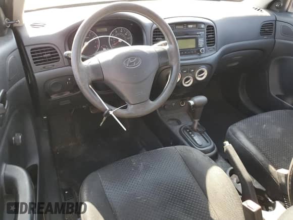 2008 Hyundai Accent GS z VIN KMHCM36C88U076196, wystawiony jako Copart lot #52713914 z przebiegiem 140 434 mil mil oraz Szkoda całkowita • Salvage title. Historia ofert i sprzedaży dostępna na DreamBid. Obrazek 8.