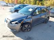 ✅ 2019 Nissan Kicks S • VIN: 3N1CP5CU3KL503650 • Lot: 43570962. Wystawiony na IAAI z przebiegiem 129 498 mil. Bezpłatny archiwum sprzedaży aukcyjnych z USA i szczegółowy raport historii pojazdu na DreamBid. Zdjęcie 2.