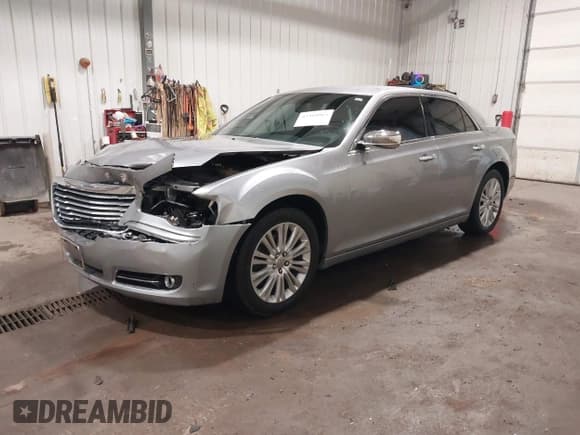 ✅ 2014 Chrysler 300 C • VIN: 2C3CCAKT0EH128635 • Lot: 42318965. Wystawiony na IAAI z przebiegiem 166 731 mil. Bezpłatny archiwum sprzedaży aukcyjnych z USA i szczegółowy raport historii pojazdu na DreamBid. Zdjęcie 17.
