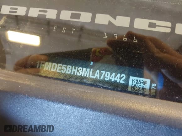 ✅ 2021 Ford Bronco • VIN: 1FMDE5BH3MLA79442 • Lot: 43327135. Wystawiony na IAAI z przebiegiem 44 767 mil. Bezpłatny archiwum sprzedaży aukcyjnych z USA i szczegółowy raport historii pojazdu na DreamBid. Zdjęcie 9.