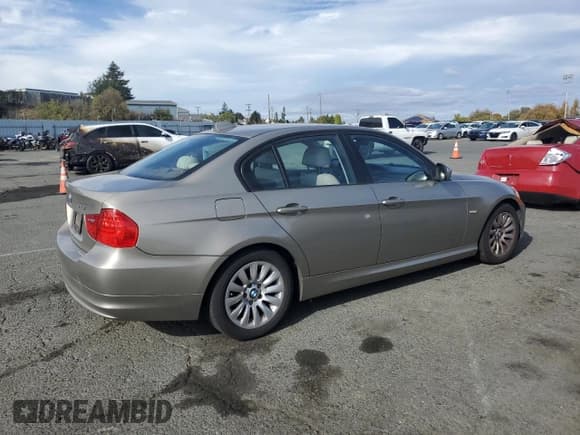 ✅ 2009 BMW 3 Series 328i • VIN: WBAPH53559A435872 • Lot: 91357385. Wystawiony na Copart z przebiegiem 126 482 mil. Bezpłatny archiwum sprzedaży aukcyjnych z USA i szczegółowy raport historii pojazdu na DreamBid. Zdjęcie 3.