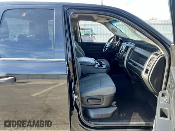 2019 Ram 1500 Tradesman z VIN 1C6RR7FG4KS608001, wystawiony jako Copart lot #85056085 z przebiegiem 53 509 mil mil oraz Szkoda całkowita • Salvage title. Historia ofert i sprzedaży dostępna na DreamBid. Obrazek 5.