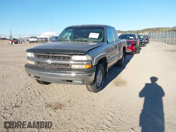 ✅ 2000 Chevrolet Silverado 1500 LS • VIN: 1GCEK19T5YE359393 • Lot: 43527102. Listed on IAAI with 63,780 mi. Free auction sales archive from the USA and detailed vehicle history report at DreamBid. Image 2.
