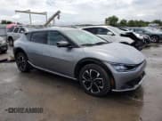 ✅ 2023 Kia EV6 Wind • VIN: KNDC3DLC0P5122467 • Лот: 61112594. Опубликован ранее на Copart с пробегом 9 645 миль. Бесплатный доступ к архиву аукционных продаж из США и подробный отчёт об истории автомобиля на DreamBid. Изображение 4.