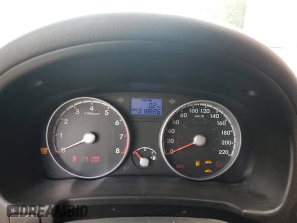 2010 Hyundai Accent GL z VIN KMHCN3BC6AU177195, wystawiony jako Copart lot #70585254 z przebiegiem 318 686 mil mil oraz Czysty tytuł • Clean title. Historia ofert i sprzedaży dostępna na DreamBid. Obrazek 9.