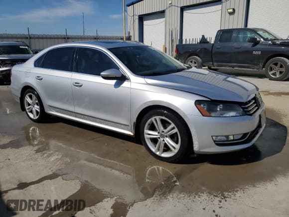 ✅ 2012 Volkswagen Passat SE • VIN: 1VWBN7A35CC059993 • Лот: 84948625. Опубликован ранее на Copart с пробегом 215 233 миль. Бесплатный доступ к архиву аукционных продаж из США и подробный отчёт об истории автомобиля на DreamBid. Изображение 4.