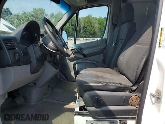 ✅ 2013 Mercedes-Benz Sprinter Cargo • VIN: WD3PE7CC9D5772062 • Lot: 67015685. Wystawiony na Copart z przebiegiem 126 682 mil. Bezpłatny archiwum sprzedaży aukcyjnych z USA i szczegółowy raport historii pojazdu na DreamBid. Zdjęcie 7.