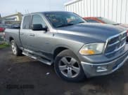 ✅ 2009 Dodge 1500 SLT • VIN: 1D3HB18P79S817608 • Lot: 38781894. Wystawiony na IAAI z przebiegiem 73 440 mil. Bezpłatny archiwum sprzedaży aukcyjnych z USA i szczegółowy raport historii pojazdu na DreamBid. Zdjęcie 1.