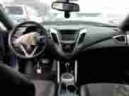 2016 Hyundai Veloster z VIN KMHTC6AD7GU283374, wystawiony jako Copart lot #39113943 z przebiegiem 86 274 mil mil oraz . Historia ofert i sprzedaży dostępna na DreamBid. Obrazek 8.