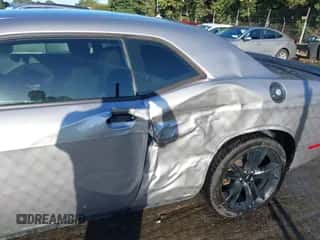 2018 Dodge Challenger SXT z VIN 2C3CDZAG2JH204575, wystawiony jako IAAI lot #43359039 z przebiegiem 155 659 mil mil oraz . Historia ofert i sprzedaży dostępna na DreamBid. Obrazek 6.