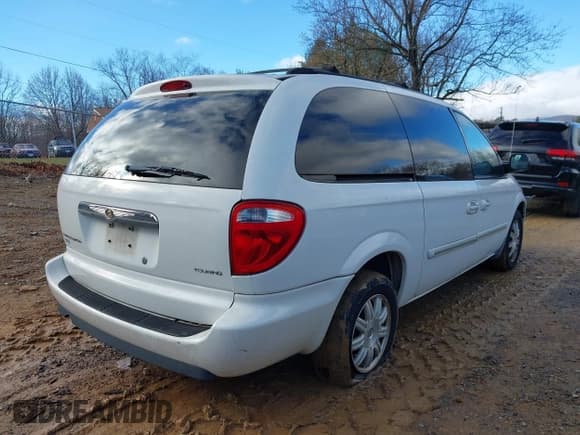✅ 2006 Chrysler Town & Country Touring • VIN: 2A4GP54L36R806029 • Lot: 43788386. Wystawiony na IAAI z przebiegiem 178 350 mil. Bezpłatny archiwum sprzedaży aukcyjnych z USA i szczegółowy raport historii pojazdu na DreamBid. Zdjęcie 6.