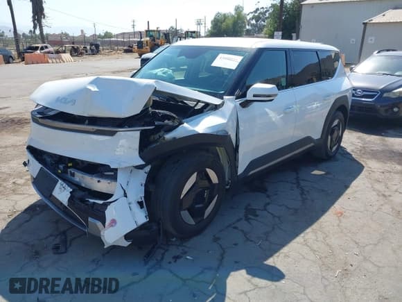 ✅ 2024 Kia EV9 Light Long Range • VIN: KNDAB5S15R6030624 • Lot: 43088991. Wystawiony na IAAI z przebiegiem 31 515 mil. Bezpłatny archiwum sprzedaży aukcyjnych z USA i szczegółowy raport historii pojazdu na DreamBid. Zdjęcie 2.