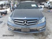 ✅ 2015 Mercedes-Benz C 250 • VIN: WDDGJ4HBXFG390555 • Lot: 42288436. Wystawiony na IAAI z przebiegiem 93 665 mil. Bezpłatny archiwum sprzedaży aukcyjnych z USA i szczegółowy raport historii pojazdu na DreamBid. Zdjęcie 13.