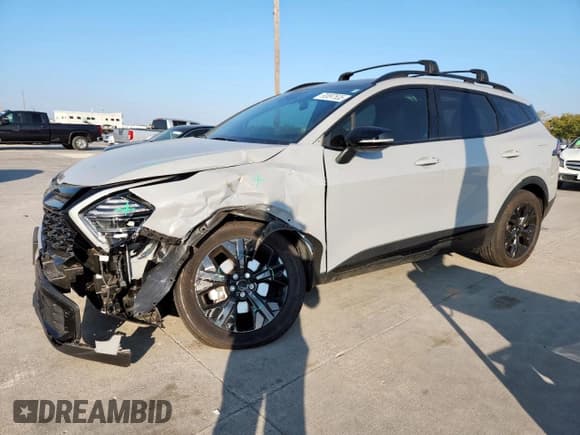 ✅ 2025 Kia Sportage X-Line • VIN: 5XYK6CDF5SG304980 • Лот: 93097635. Опубликован ранее на Copart с пробегом 2 668 миль. Бесплатный доступ к архиву аукционных продаж из США и подробный отчёт об истории автомобиля на DreamBid. Изображение 1.