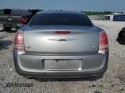 ✅ 2013 Chrysler 300 S • VIN: 2C3CCAGG4DH590058 • Lot: 60692885. Wystawiony na Copart z przebiegiem Nie podano. Bezpłatny archiwum sprzedaży aukcyjnych z USA i szczegółowy raport historii pojazdu na DreamBid. Zdjęcie 6.