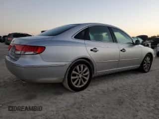 2006 Hyundai Azera SE z VIN KMHFC46F56A083928, wystawiony jako Copart lot #77825994 z przebiegiem 88 461 mil mil oraz Czysty tytuł • Clean title. Historia ofert i sprzedaży dostępna na DreamBid. Obrazek 3.