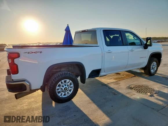 ✅ 2022 Chevrolet Silverado 2500HD LT • VIN: 1GC4YNEY0NF179067 • Lot: 82148125. Wystawiony na Copart z przebiegiem 77 136 mil. Bezpłatny archiwum sprzedaży aukcyjnych z USA i szczegółowy raport historii pojazdu na DreamBid. Zdjęcie 3.
