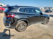 ✅ 2024 BMW X1 xDrive28i • VIN: WBX73EF00R5Y48778 • Lot: 69126275. Wystawiony na Copart z przebiegiem 24 320 mil. Bezpłatny archiwum sprzedaży aukcyjnych z USA i szczegółowy raport historii pojazdu na DreamBid. Zdjęcie 3.