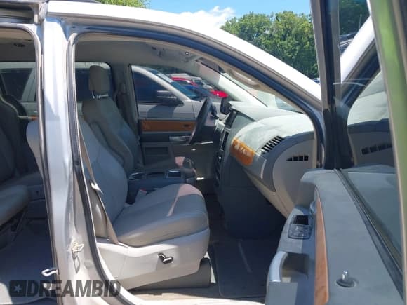 ✅ 2010 Chrysler Town & Country Limited • VIN: 2A4RR7DX3AR381289 • Lot: 42649099. Wystawiony na IAAI z przebiegiem 248 071 mil. Bezpłatny archiwum sprzedaży aukcyjnych z USA i szczegółowy raport historii pojazdu na DreamBid. Zdjęcie 5.