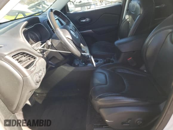 ✅ 2019 Jeep Cherokee Overland • VIN: 1C4PJMJN3KD173830 • Лот: 87229794. Опубликован ранее на Copart с пробегом 82 433 миль. Бесплатный доступ к архиву аукционных продаж из США и подробный отчёт об истории автомобиля на DreamBid. Изображение 7.