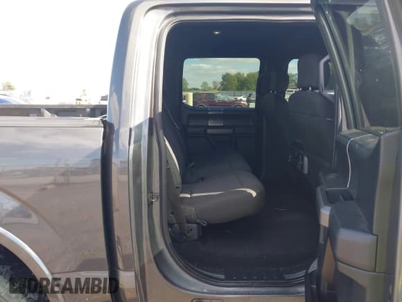 ✅ 2019 Ford F-150 XLT • VIN: 1FTEW1E40KKE14392 • Lot: 43546923. Wystawiony na IAAI z przebiegiem 94 259 mil. Bezpłatny archiwum sprzedaży aukcyjnych z USA i szczegółowy raport historii pojazdu na DreamBid. Zdjęcie 8.