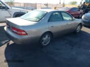 ✅ 2000 Lexus ES 300 • VIN: JT8BF28G2Y0270068 • Lot: 43086944. Wystawiony na IAAI z przebiegiem 131 915 mil. Bezpłatny archiwum sprzedaży aukcyjnych z USA i szczegółowy raport historii pojazdu na DreamBid. Zdjęcie 4.